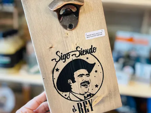 Wooden wall-mounted bottle opener engraved with Sigo Siendo el Rey