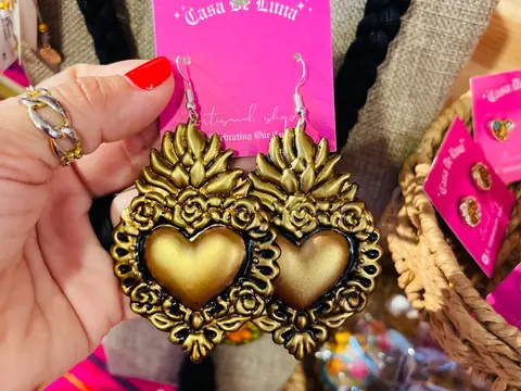 Gold sacred heart artisan earrings on a pink Casa de Luna88 card